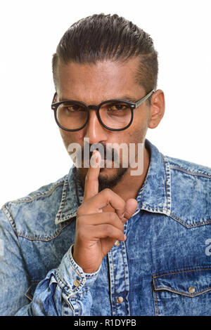 Junge indische Mann mit dem Finger auf die Lippen Stockfoto