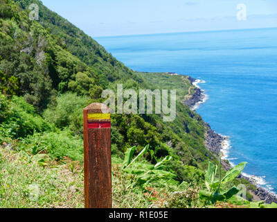 Bild der Kennzeichnung auf einem Wanderweg in tropischen Landschaft Azoren Portugal Europa Stockfoto