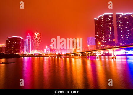 Panorama Sicht der städtischen Landschaft Dämmerung Nacht Verkehr in Macau Stockfoto