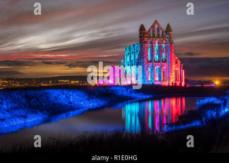 Beleuchtete Whitby Abbey Okt 2018, North Yorkshire Stockfoto