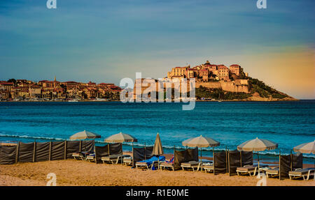 Blick auf die Zitadelle mit Häusern in Bucht von Calvi, Korsika, Frankreich. Stockfoto