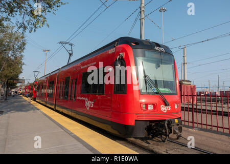 Eine grüne Linie MTS Trolley (San Diego Metropolitan Transit System) an einer Station in San Diego, Kalifornien, USA. Stockfoto