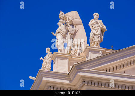 Vatikan - 25. SEPTEMBER 2018: Detail der Petersdom im Vatikan. Es ist die weltweit größte Gebäude der Kirche. Stockfoto