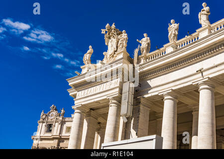 Vatikan - 25. SEPTEMBER 2018: Detail der Petersdom im Vatikan. Es ist die weltweit größte Gebäude der Kirche. Stockfoto