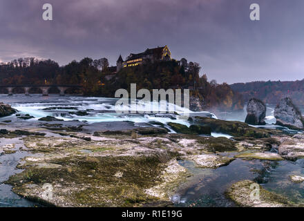 Panorama am Abend der Rheinfall in Schaffhausen in der Schweiz mit Schloss Laufen im Hintergrund und historisch niedrige Wasserstände Stockfoto