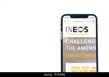 SOLOTHURN, Schweiz - 11 November, 2018: Ineos Logo auf einem modernen Smartphone angezeigt Stockfoto