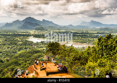 Atemberaubende Aussicht von der Sigiriya Felsenfestung über Reisfelder Und Bergketten in der Ferne Stockfoto