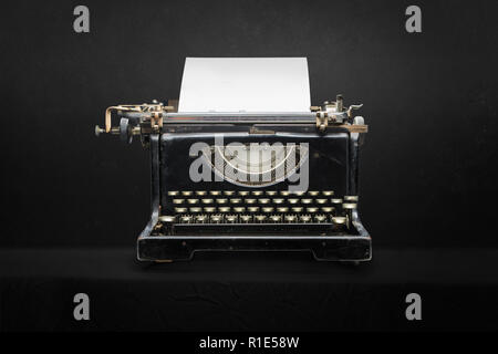 Schreibmaschine Auf schwarzem Hintergrund der Vorderansicht Stockfoto