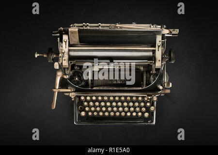 Schreibmaschine Auf schwarzem Hintergrund oben Stockfoto