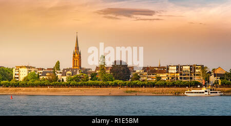 Skyline von Bonn, Deutschland. Schöne Nacht geschossen von großen deutschen Stadt. Stockfoto