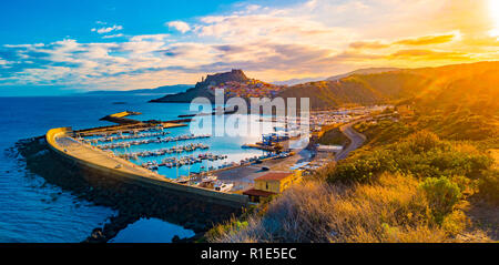 Schöne Gasse der Altstadt von castelsardo - Sardinien - Italien. Stockfoto