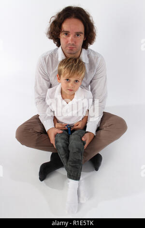 Adorable Kind Junge in der Runde seines Daddy Stockfoto