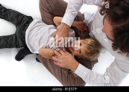 Adorable Kind Junge tickled erhält von seinem Papa in einer Runde Stockfoto