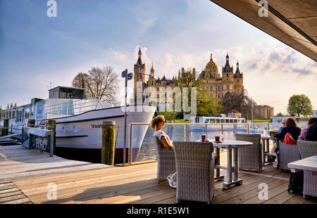 Restaurant am Pier am Schweriner See mit Booten und mit Blick auf die Burg. Stockfoto