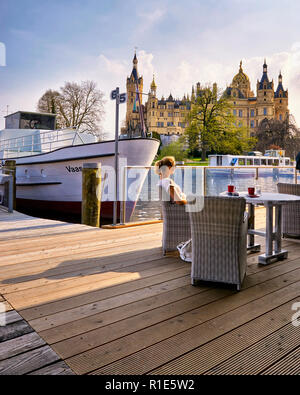 Restaurant am Schweriner See mit Blick auf die Burg. Stockfoto