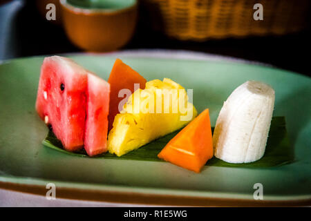 Geschneiderte Wassermelone, Papaya, Ananas und Banane sind auf einem Bananenblatt arrangiert, serviert im Hotel Jetwing Kaduruketha in der Nähe von Wellawaya, Sri Lanka. Frische tropische Früchte sind ein Standardmerkmal der Hotelküchen in Sri Lanka. Stockfoto