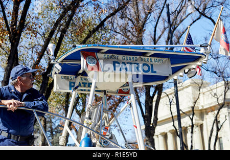 Prescott, Arizona, USA - November 10, 2018: Coast Guard Auxiliary Patrouille in der Veterans Day Parade auf Cortez St. Stockfoto