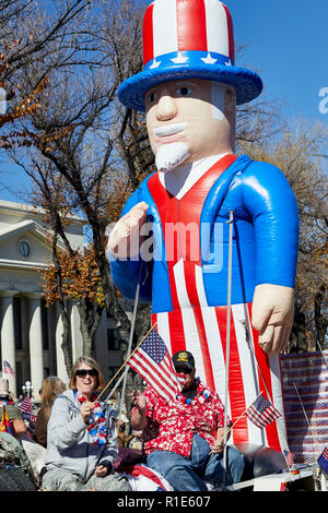 Prescott, Arizona, USA - November 10, 2018: APS-Schwimmer in der Veterans Day Parade auf Cortez St. Stockfoto