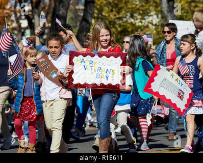 Prescott, Arizona, USA - November 10, 2018: Pfadfinder marschieren in der Veterans Day Parade auf Cortez St. Stockfoto