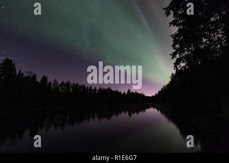 Grüne Polarlichter auf sanginjoki Fluss in Oulu, Finnland Stockfoto