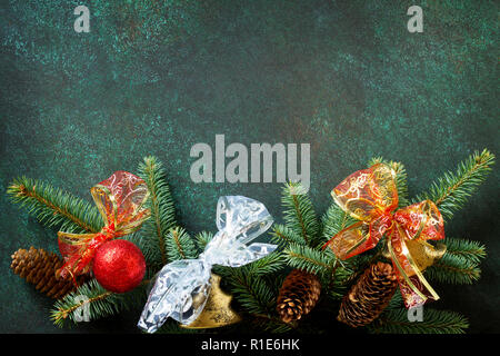 Weihnachtskarte mit Weihnachten Fichte, Dekor und Schnee. Ansicht von oben flach Hintergrund. Kopieren Sie Platz. Stockfoto
