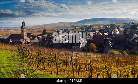 Das mittelalterliche Dorf Riquewihr im Elsass in Frankreich Stockfoto