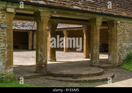 Freude Mead Gärten, Farthingstone, Northamptonshire, Großbritannien; einen verborgenen Garten mit Kreuzgang, einem kleinen Tempel und Rasen zum Wohle des Dorfes. Stockfoto