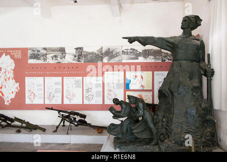 Exponate der Gewehre und andere Waffen von den Deutschen während des Zweiten Weltkriegs im Militär Museum im Schloss in Pogradec, Albanien erfasst Stockfoto