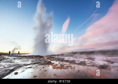 Fantastischen Sonnenuntergang Strokkur Geysir Vulkanausbruch in Island. Fantastische Farben Stockfoto