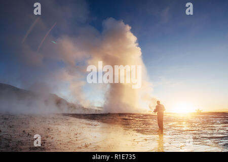 Eruption des Strokkur Geysir in Island. Winter kalte Farben, Sun Beleuchtung durch den Dampf Stockfoto