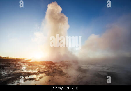 Fantastischen Sonnenuntergang Strokkur Geysir Vulkanausbruch in Island. Fantastische Farben Stockfoto