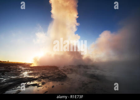 Fantastischen Sonnenuntergang Strokkur Geysir Vulkanausbruch in Island. Fantastische Farben Stockfoto