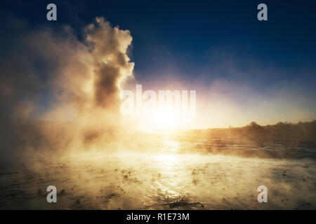 Fantastischen Sonnenuntergang Strokkur Geysir Vulkanausbruch in Island. Fantastische Farben Stockfoto