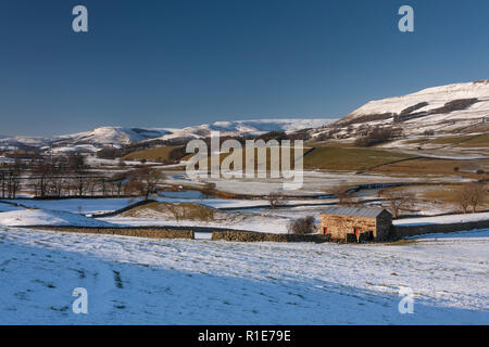 Schnee auf den Hügeln oberhalb von Falken, Framing Scheune und Schafe. Wensleydale in den Yorkshire Dales. North Yorkshire Stockfoto