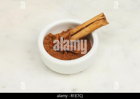 Chinesischen fünf Spice mit Zimt und Sternanis in einem ramekin auf einer marmorarbeitsplatte Stockfoto