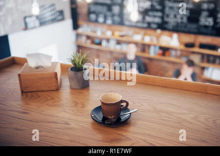 Vintage Ton der Tasse Kaffee am Tisch im Café blur Hintergrund mit bokeh Bild Stockfoto