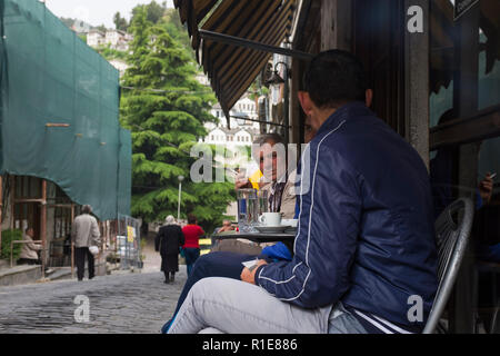 Die albanischen Menschen leben in der kleinen Touristenstadt Gjirokaster, Südalbanien. Stockfoto