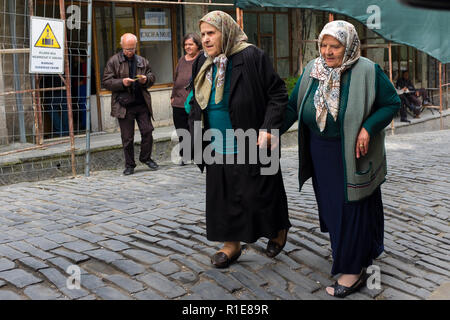 Die albanischen Menschen leben in der kleinen Touristenstadt Gjirokaster, Südalbanien. Stockfoto