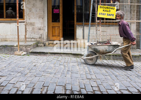 Die albanischen Menschen leben in der kleinen Touristenstadt Gjirokaster, Südalbanien. Stockfoto