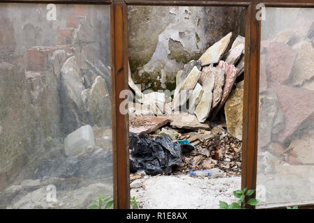 Die albanischen Menschen leben in der kleinen Touristenstadt Gjirokaster, Südalbanien. Stockfoto