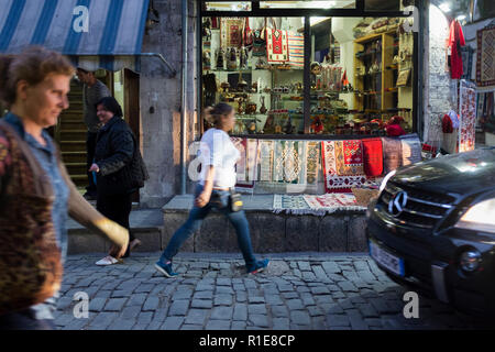 Die albanischen Menschen leben in der kleinen Touristenstadt Gjirokaster, Südalbanien. Stockfoto