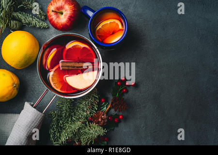 Ansicht von oben Glühwein in einem Topf auf dunklem Hintergrund Stockfoto