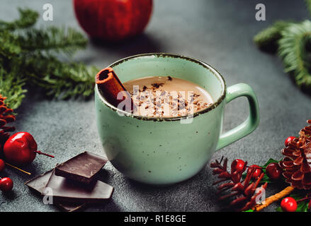Nahaufnahme von Becher mit heißer Schokolade im rustikalen Stil Stockfoto