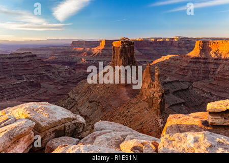 Die ersten Strahlen der warmen Sonnenlicht auf den Mesas weg von Marlboro Punkt über Shafer Canyon in der Nähe von Canyonlands National Park, Utah. Stockfoto