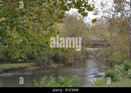 Herbst Landschaften Sweetwater Creek am Sweetwater Ente Park Stockfoto