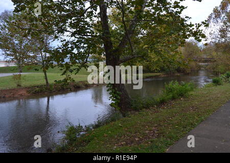 Herbst Landschaften Sweetwater Creek am Sweetwater Ente Park Stockfoto