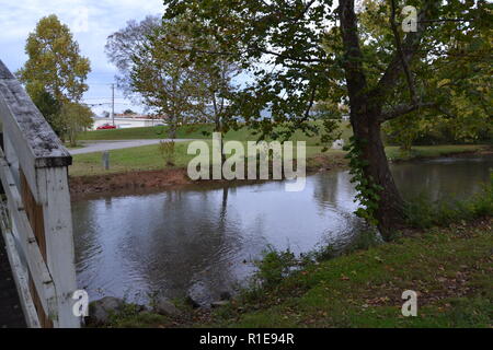 Herbst Landschaften Sweetwater Creek am Sweetwater Ente Park Stockfoto