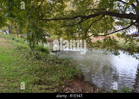 Herbst Landschaften Sweetwater Creek am Sweetwater Ente Park Stockfoto