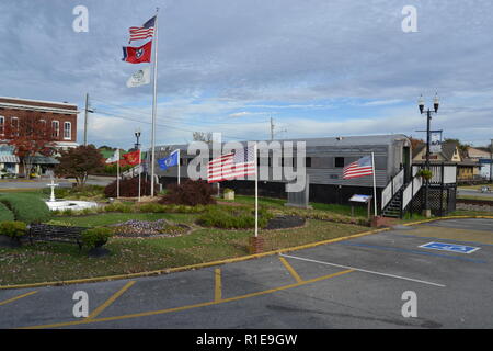 Brunnen und Garten in Sweetwater, TN Square Stockfoto