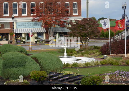 Brunnen und Garten in Sweetwater, TN Square Stockfoto